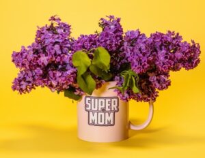 Super Mom mug with purple flowers for postpartum anxiety therapy